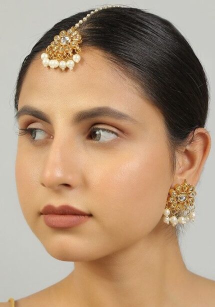 Golden Kundan Meenakari Work Earrings With Maang Tikka